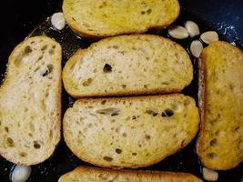 pão caseiro com ingredientes frescos foto