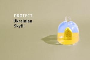 casa amarelo-azul como símbolo da ucrânia sob uma tampa de vidro e uma chamada para fechar o céu sobre a ucrânia. foto