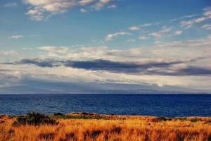 vista de primavera da costa na cidade do sol trapani. Sicília foto