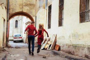 casal curtindo ao ar livre em um ambiente urbano foto