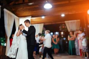 noivos felizes em sua primeira dança, casamento foto