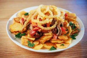 salada com batatas fritas, cogumelos e tomate foto