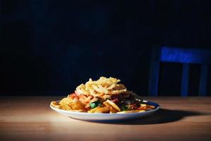 salada com batatas fritas, cogumelos e tomate foto