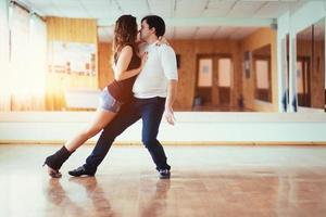 lindo casal de artistas profissionais dançando dança apaixonada foto