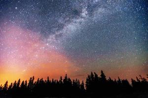 fantástica chuva de meteoros de inverno e montanhas na névoa foto