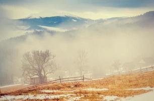 os últimos dias de inverno nas montanhas ucrânia foto