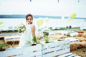 noiva morena linda em um vestido branco no casamento foto