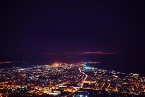 fantástica vista aérea da cidade iluminada com luzes. localização foto