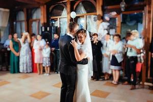 noivos felizes em sua primeira dança, casamento foto