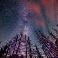 fantástica chuva de meteoros de inverno e as montanhas cobertas de neve. foto