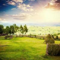 pilhas tradicionais de aldeias de montanha. sol fantástico brilha ser foto