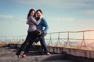 jovem casal dançando no telhado de um prédio alto foto