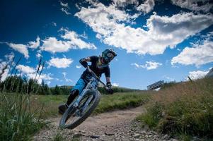 livigno itália 2015 descida íngreme ao longo do caminho, de bicicleta foto