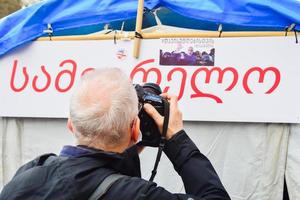 Tbilisi, Geórgia, 2022 - fotógrafo tira foto em protesto