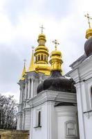cúpula dourada do mosteiro kyevo-pecherska lavra em kyiv, ucrânia, europa foto