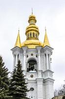 cúpula dourada do mosteiro kyevo-pecherska lavra em kyiv, ucrânia, europa foto