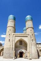 exterior da madrassa chor minor em bukhara, uzbequistão, ásia central foto