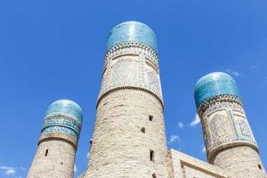 exterior da madrassa chor minor em bukhara, uzbequistão, ásia central foto