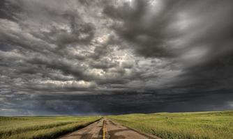 nuvens de tempestade pradaria céu saskatchewan foto