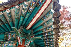 telhado colorido de um pavilhão no parque do palácio changdeokgung em seul, coreia do sul, ásia foto