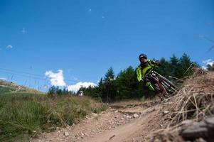 livigno itália 27 de julho de 2015 pista de esqui no verão é usada para descidas extremas de bicicleta para livigno foto