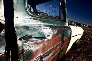 veículo antigo deixado para enferrujar em readlyn saskatchewan foto