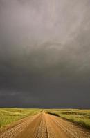 nuvens de tempestade sobre a estrada rural de saskatchewan