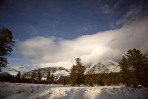 montanhas rochosas no inverno foto