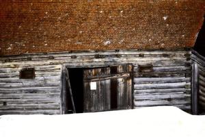 celeiro pioneiro abandonado no inverno foto