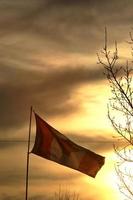 bandeira canadense ao pôr do sol foto