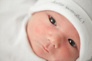 rosto bebê em um chapéu branco foto