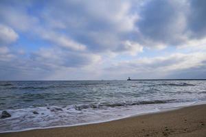 beira-mar e surfe na praia, sem pessoas, local de férias isolado foto