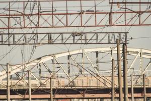 pilares de ponte e treliças e fios foto