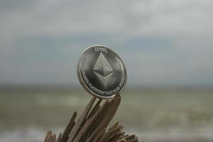 criptomoeda ethereum. moeda eletrônica. mar foto