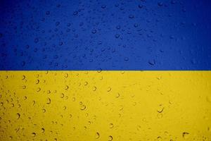 a bandeira nacional ucraniana com textura de gota de chuva. foto