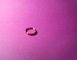 pequeno anel de cobre foto