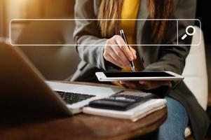 empresária trabalhando com celular e laptop ícone vr no escritório foto