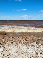 praia rochosa de lago ou mar foto