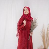 bela modelo feminino islâmico vestindo a moda hijab, uma roupa de estilo de vida moderno para a mulher muçulmana. conceito de vestido de noiva, beleza ou eidul fitri. uma modelo asiática usando hijab em uma sessão de fotos interna