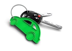 chaves do carro com ícone de veículo de passageiros de energia verde como chaveiro. foto
