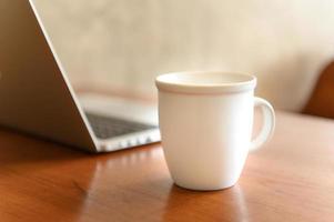 xícara de café branco que faz os amantes de café felizes em beber café foto
