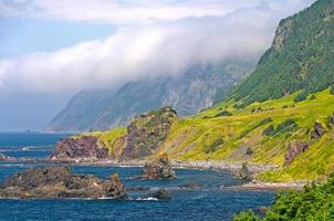 nuvens e penhascos ao longo de uma costa oceânica foto