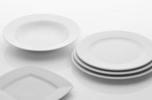 utensílios de cozinha e restaurante, pratos, sobre um fundo claro foto