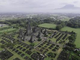 vista aérea do complexo de templos prambanan bela paisagem em yogyakarta, indonésia foto