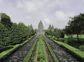 vista aérea do complexo de templos prambanan bela paisagem em yogyakarta, indonésia foto