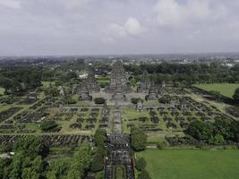 vista aérea do complexo de templos prambanan bela paisagem em yogyakarta, indonésia foto