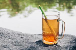 chá de capim-limão, água potável saudável com fundo de natureza. foto