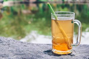 chá de capim-limão, água potável saudável com fundo de natureza. foto