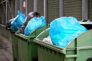 lixeira ou recipiente de lixo transbordando com lixo em sacos de lixo foto