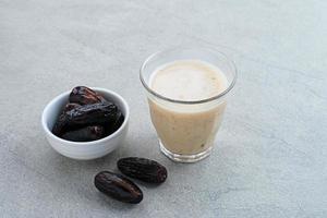susu kurma ou smoothie de frutas de tâmaras feito de leite e tâmaras foto